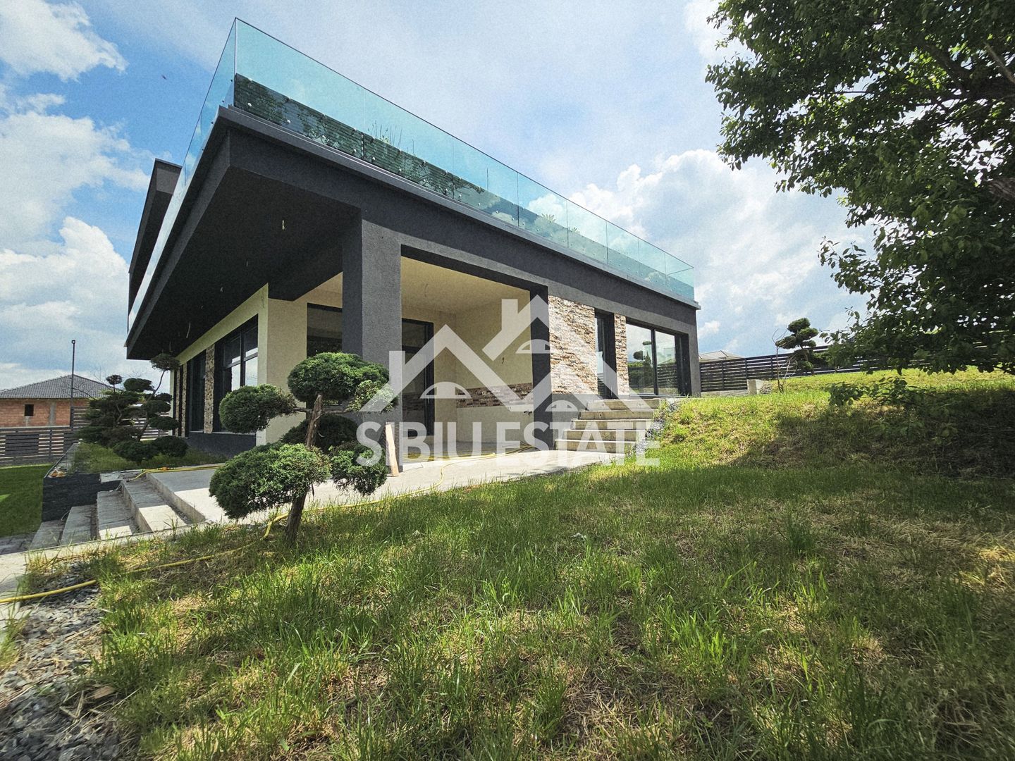 Casa noua cu piscina si terase panoramice, garaj - Poză 1