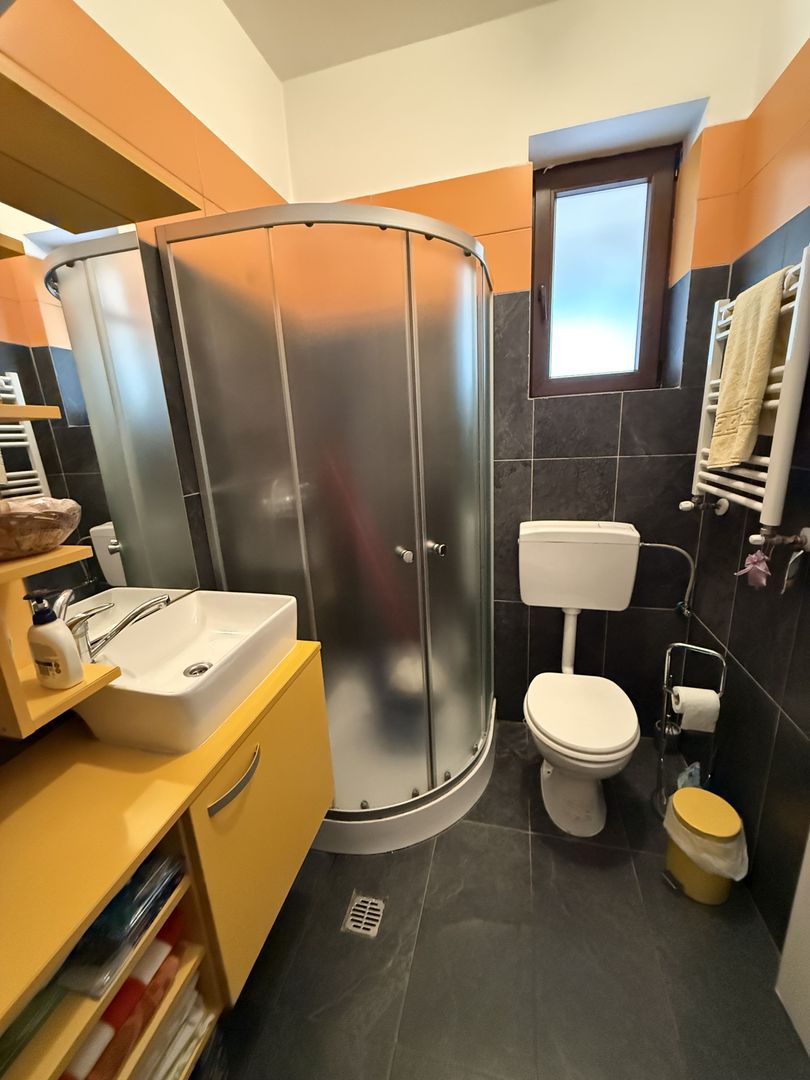 Casă înșiruită complet mobilată + curte+ 2 parcari în complex inchis! - Poză 19