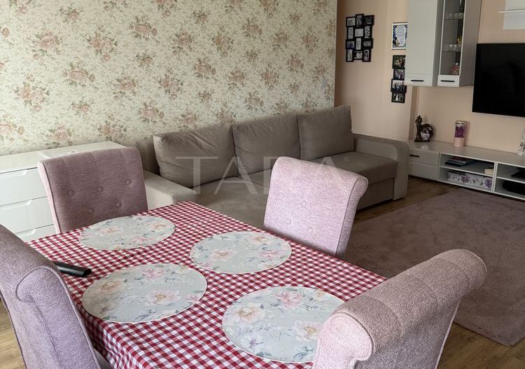 Apartament mobilat și utilat, balcon închis și parcare inclusă. - Poză 3