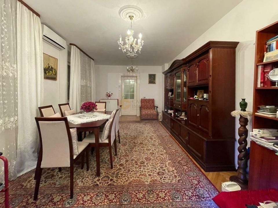 Vilă Spațioasă cu 7 Camere in Domenii – Locație Excelentă - Poză 1