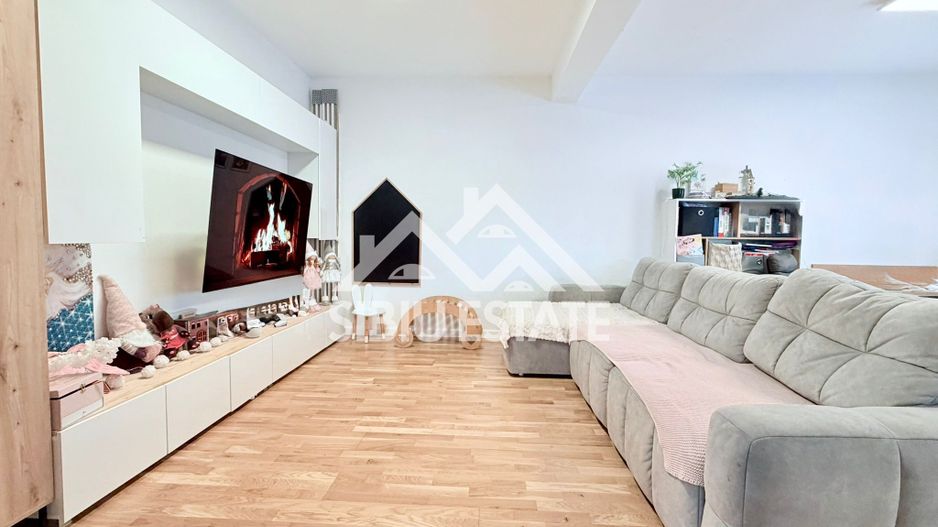 Duplex elegant cu 5 camere, 2 bai, curte in Cristian - Poză 2