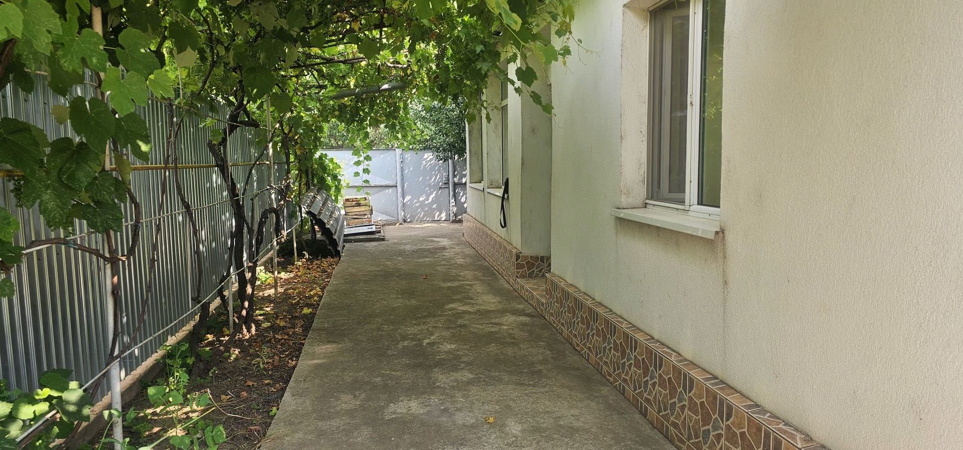 Casa la sol cu teren 1055 mp si livada - Vanatori, Galati - Poză 5
