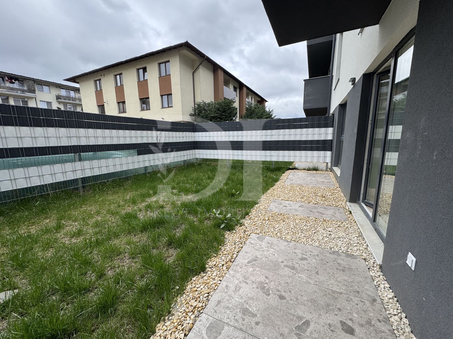 Apartament ultramodern / gradina de 43 mp - Poză 36