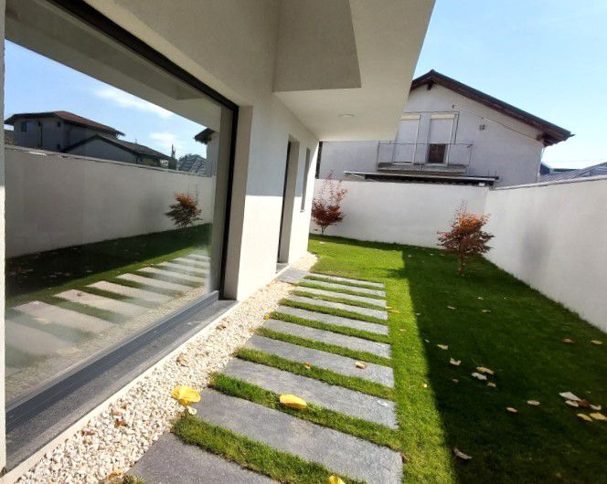 O casa simpla alba dar totusi sofisticata zona Pipera - Poză 7