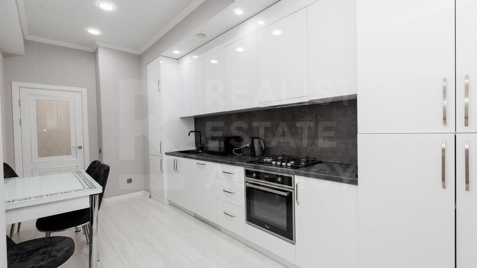 Chirie, apartament, 3 camere, strada Nicolae Starostenco, Centru - Poză 1
