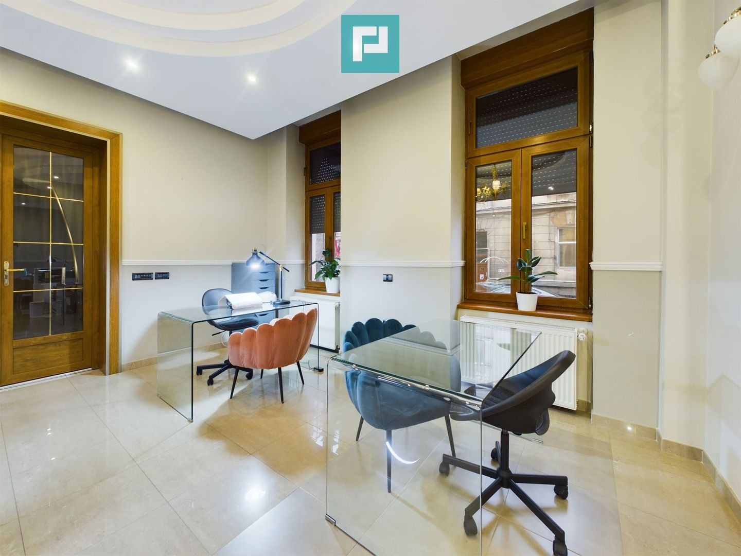 Post manichiură în salon Ultracentral - Poză 1