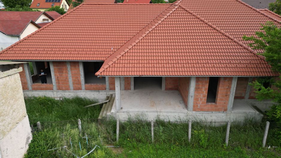 Casă de vânzare 260 mp utili + 1052 mp teren in centrul orasului Covasna - Poză 2