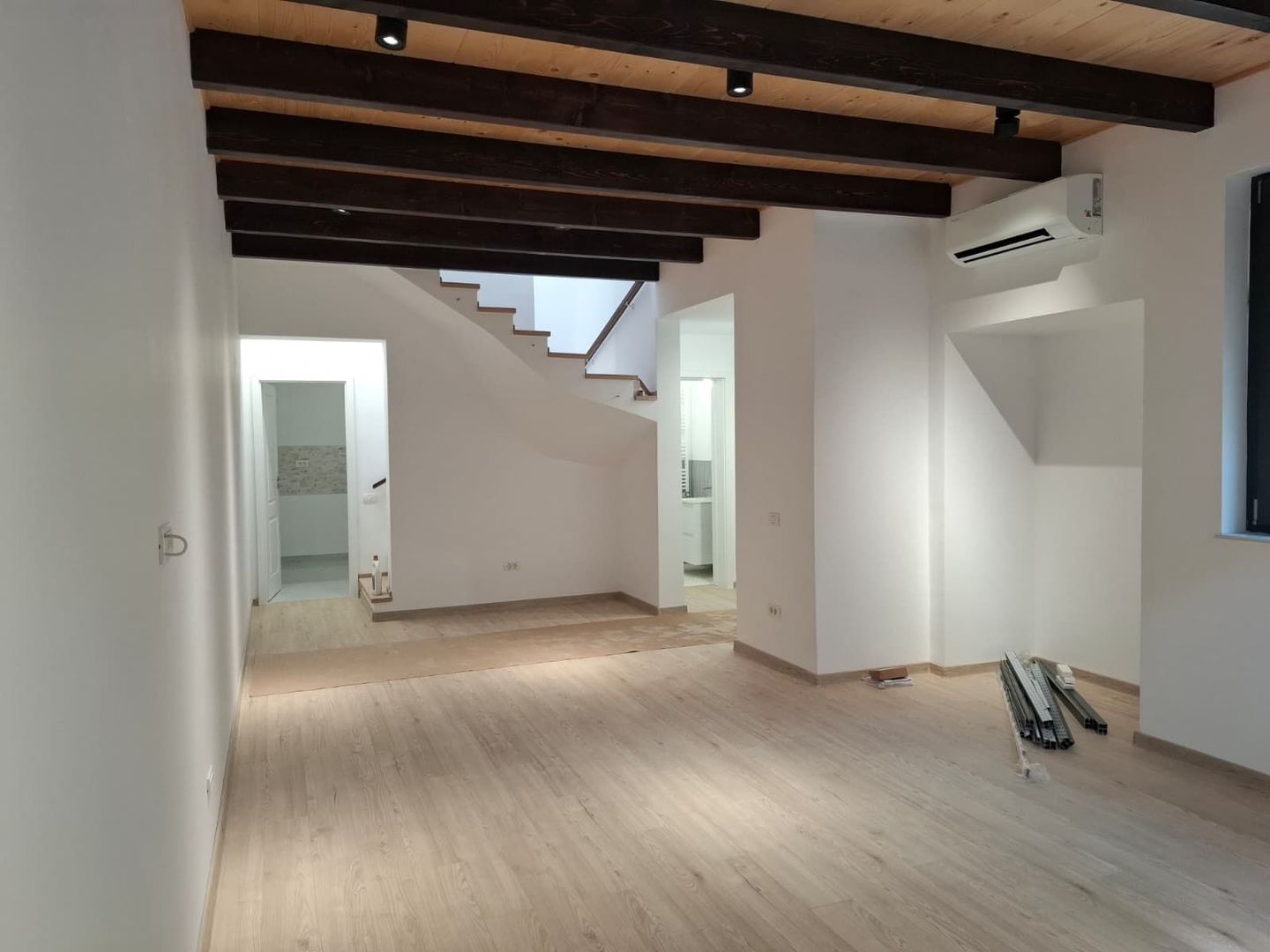 Apartament 4 Camere  in Vila , Centrala , Parcare , Totul Nou L352 - Poză 1