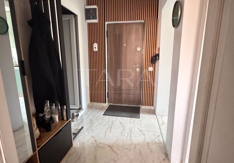 Apartament decomandat, renovat complet, mobilat, parcare inclusă. - Poză 4