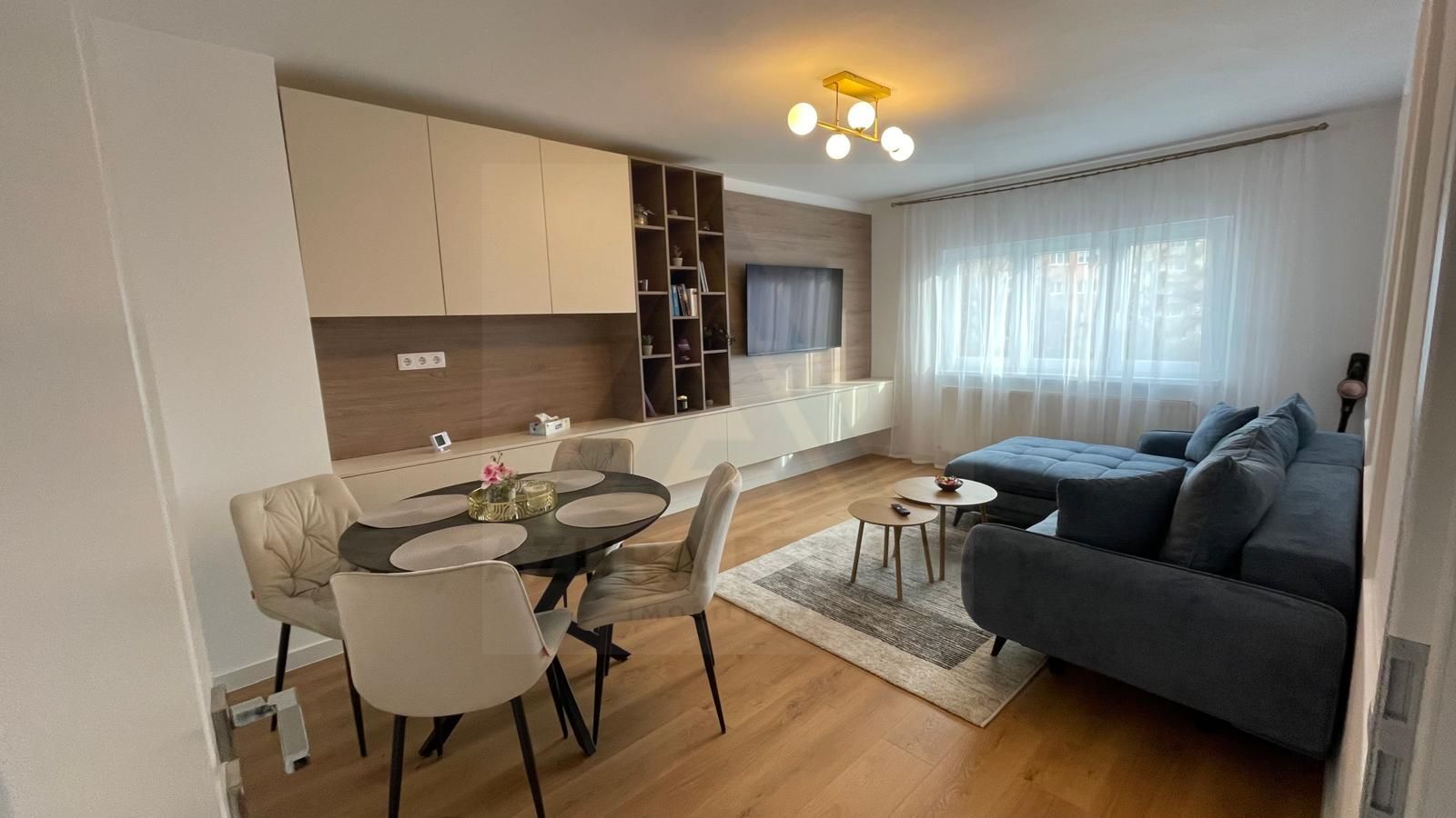 Apartament premium renovat 3 camere 2 bai etaj 1 si 2 boxe in Terezian - Poză 1