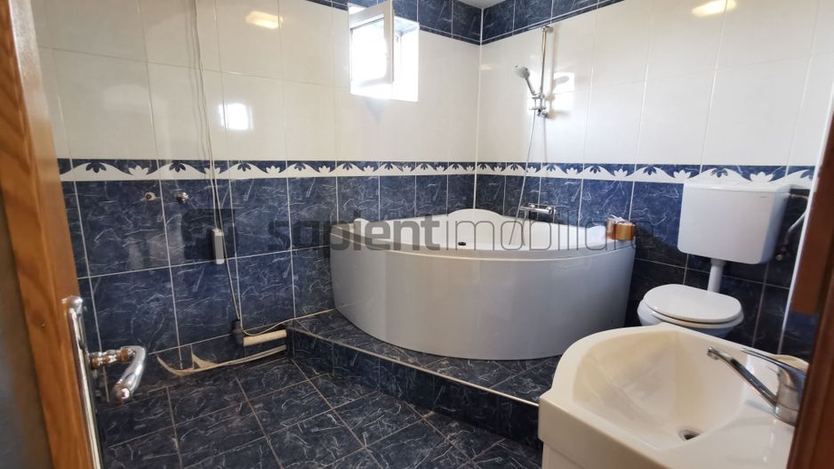 De închiriat apartament cu 4 camere, Bd. Decebal - Poză 6