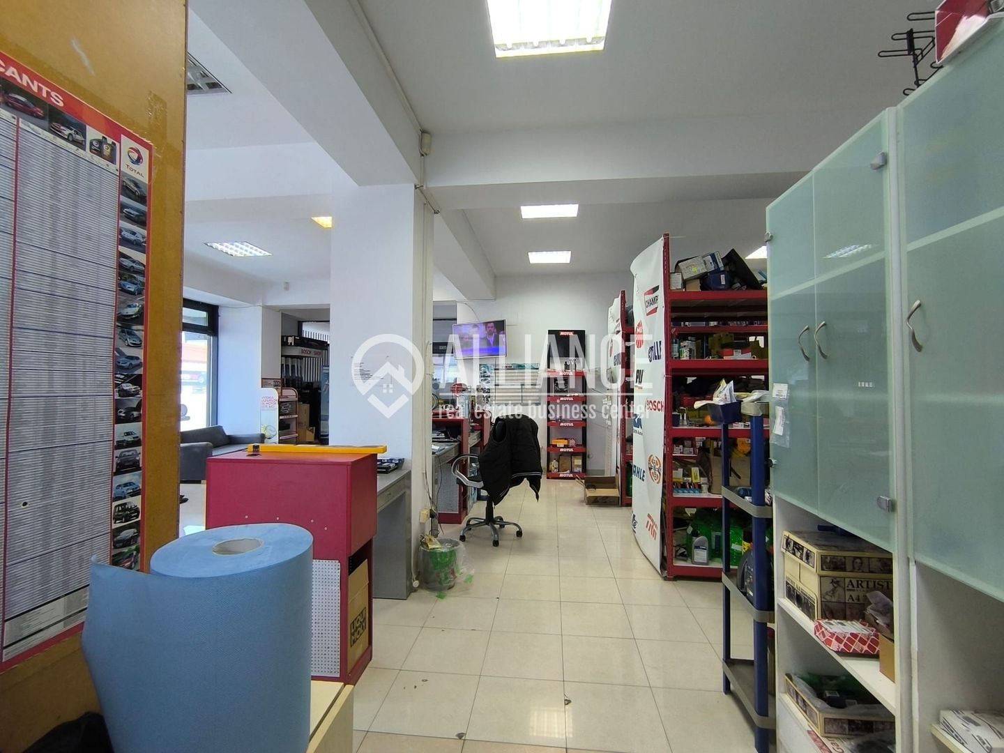 CENTRU ATELIERELOR - Spatiu comercial cu suprafata vitrata mare ! - Poză 12