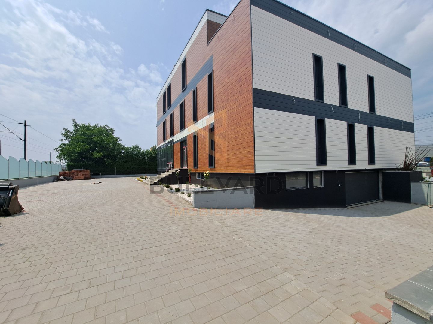 Cladire comerciala situata la drum intens circulat, 1365 mp utili + 20 parcari - Poză 8