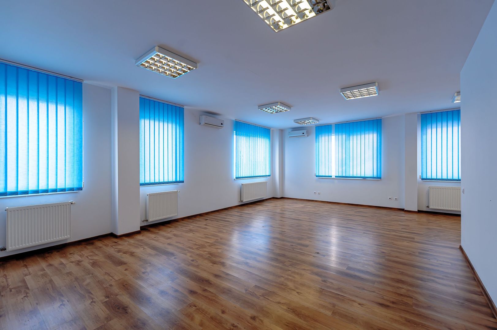 Cladire birouri - spațiu comercial cu parcări în incintă privată - Poză 2