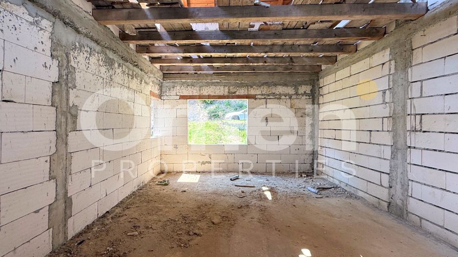 Casa la rosu de 304 mp utili, in Baita,Maramure-colț de rai într-o zonă retrasă - Poză 6