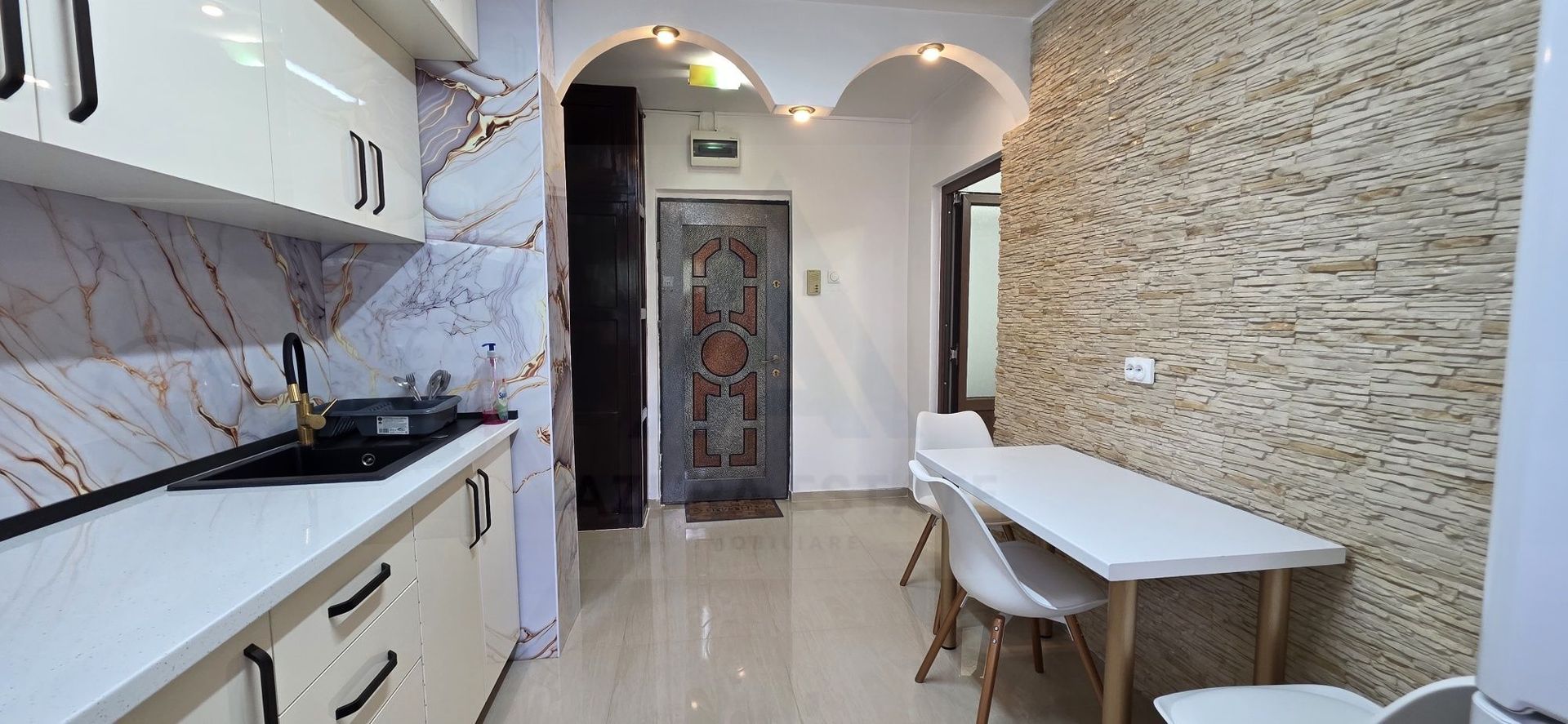 Apartament renovat cu 2 camere decomandat 50 mp etajul 2/8 Bd Mihai V - Poză 1