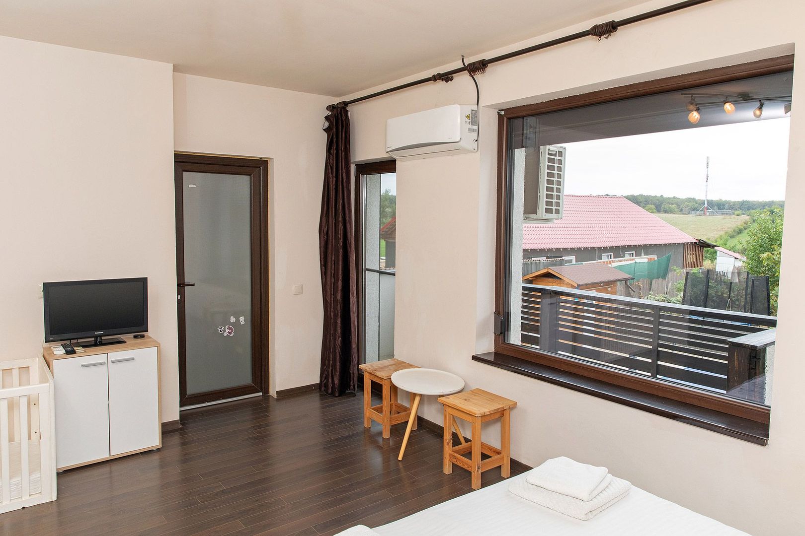 Vilă cu 5 dormitoare, 4 băi, 2 248mp teren, piscină. Preț: 229 000 Eur - Poză 35