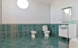 VILA DE LUX CU 6 DORMITOARE SI PISCINA + 800 MP CURTE LA INCHIRIRE - Poză 13