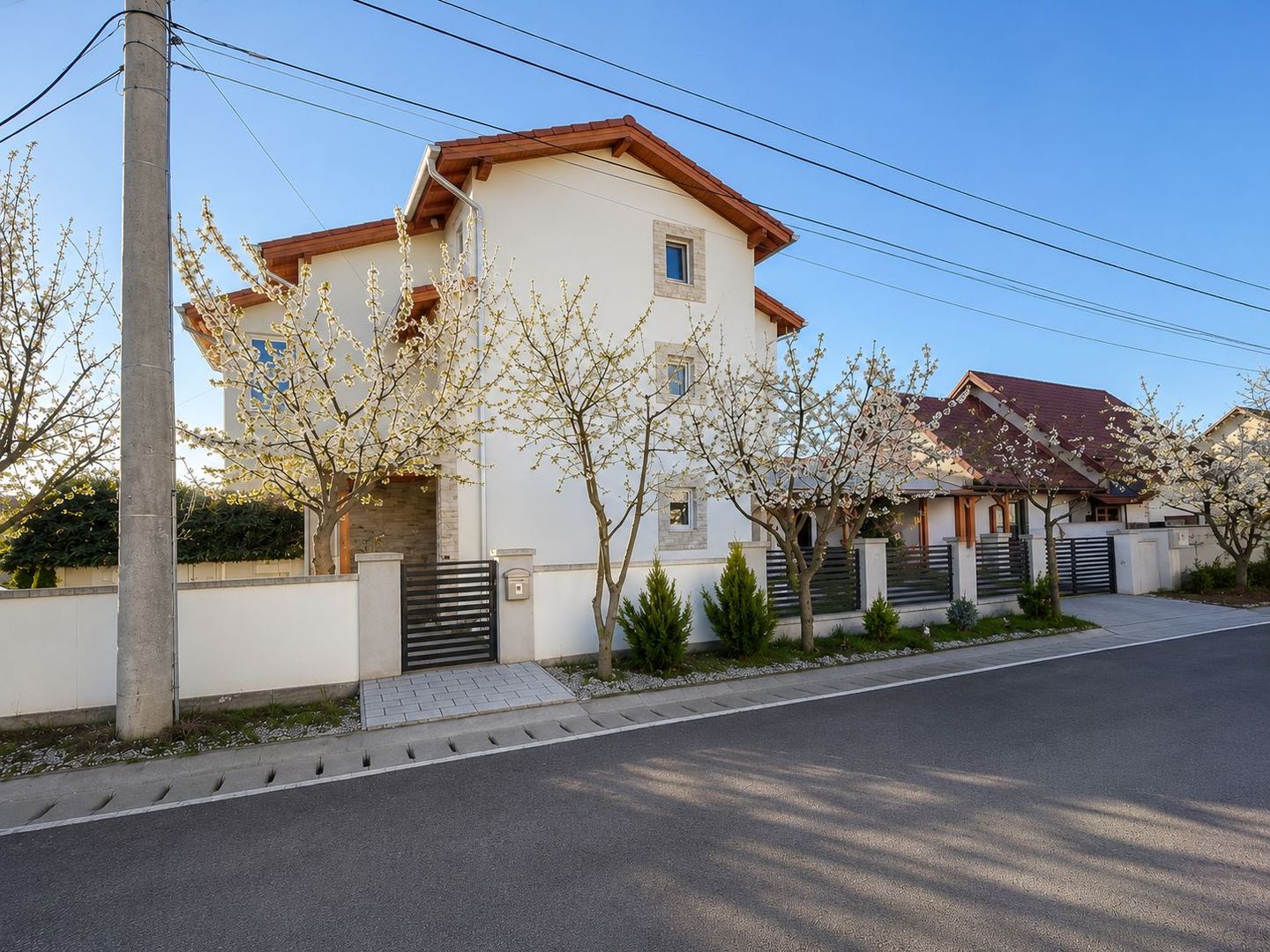 Duplex Spațios cu 3 Dormitoare și Curte Amenajată | - Poză 8