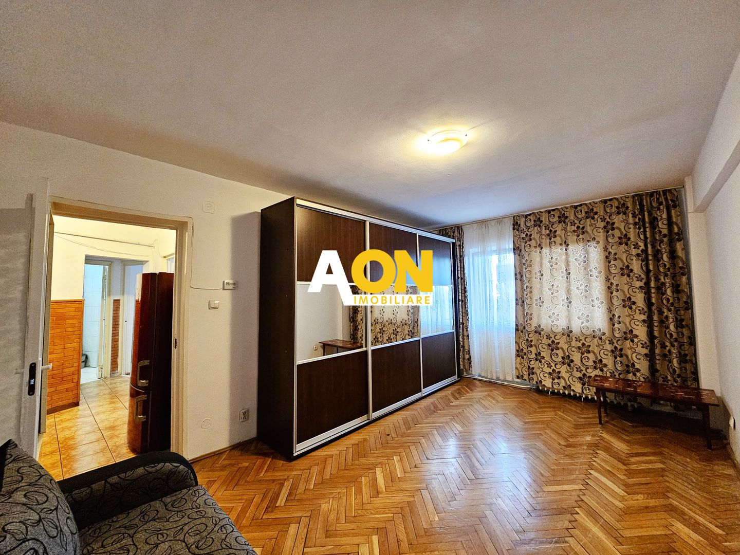 Apartament 2 camere, decomandat, et.3, Cetate, zona Liceului Sportiv - Poză 1