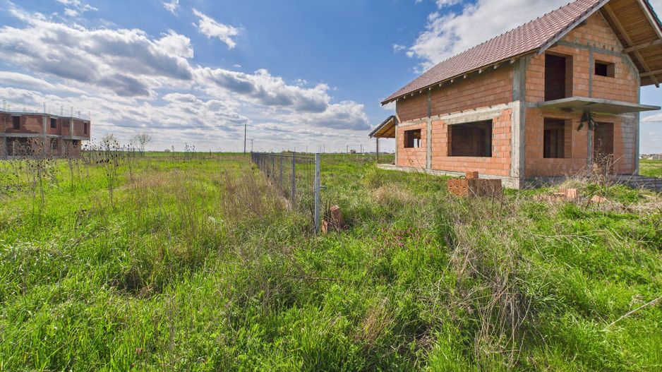 Casă la roșu, teren 600 mp, în Săcălaz - Poză 1