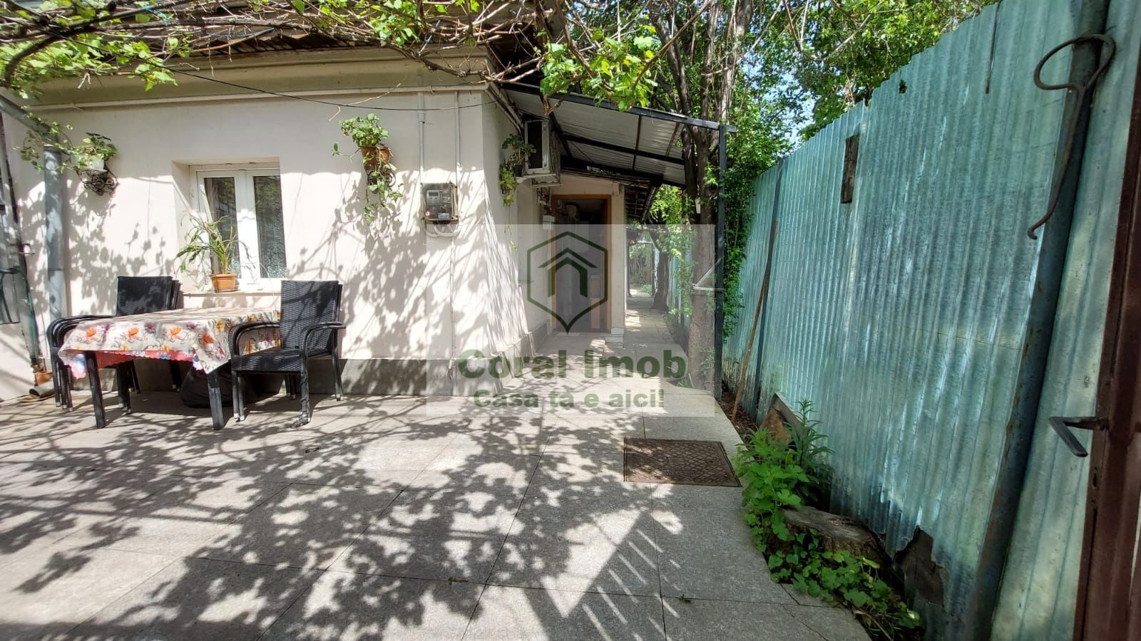 Vanzare casa 6 camere, 3 bai, 3 bucatarii, 2 centrale,  curte individu - Poză 1