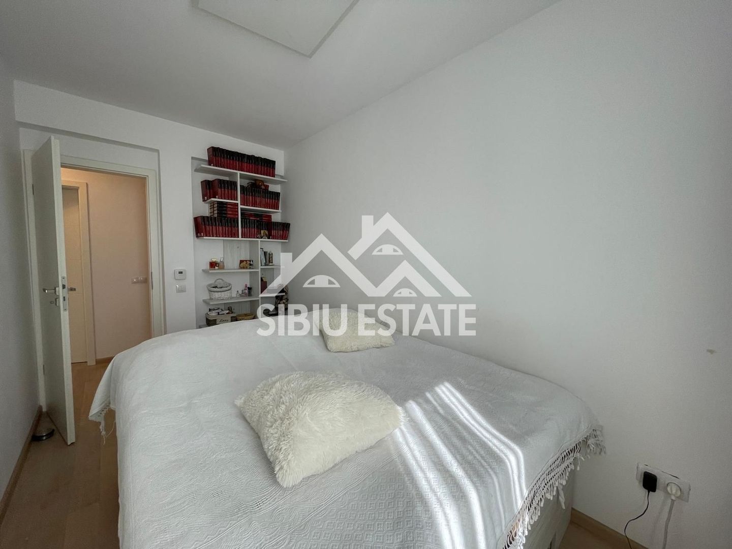 Casa cvadruplex de vanzare 4 camere, 2 locuri de parcare - Poză 5