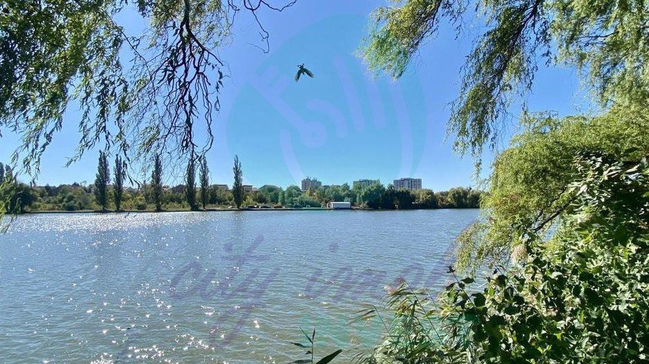 Apartament cu curte englezeasca si 2 intrari pozitionat langa lac - Poză 3