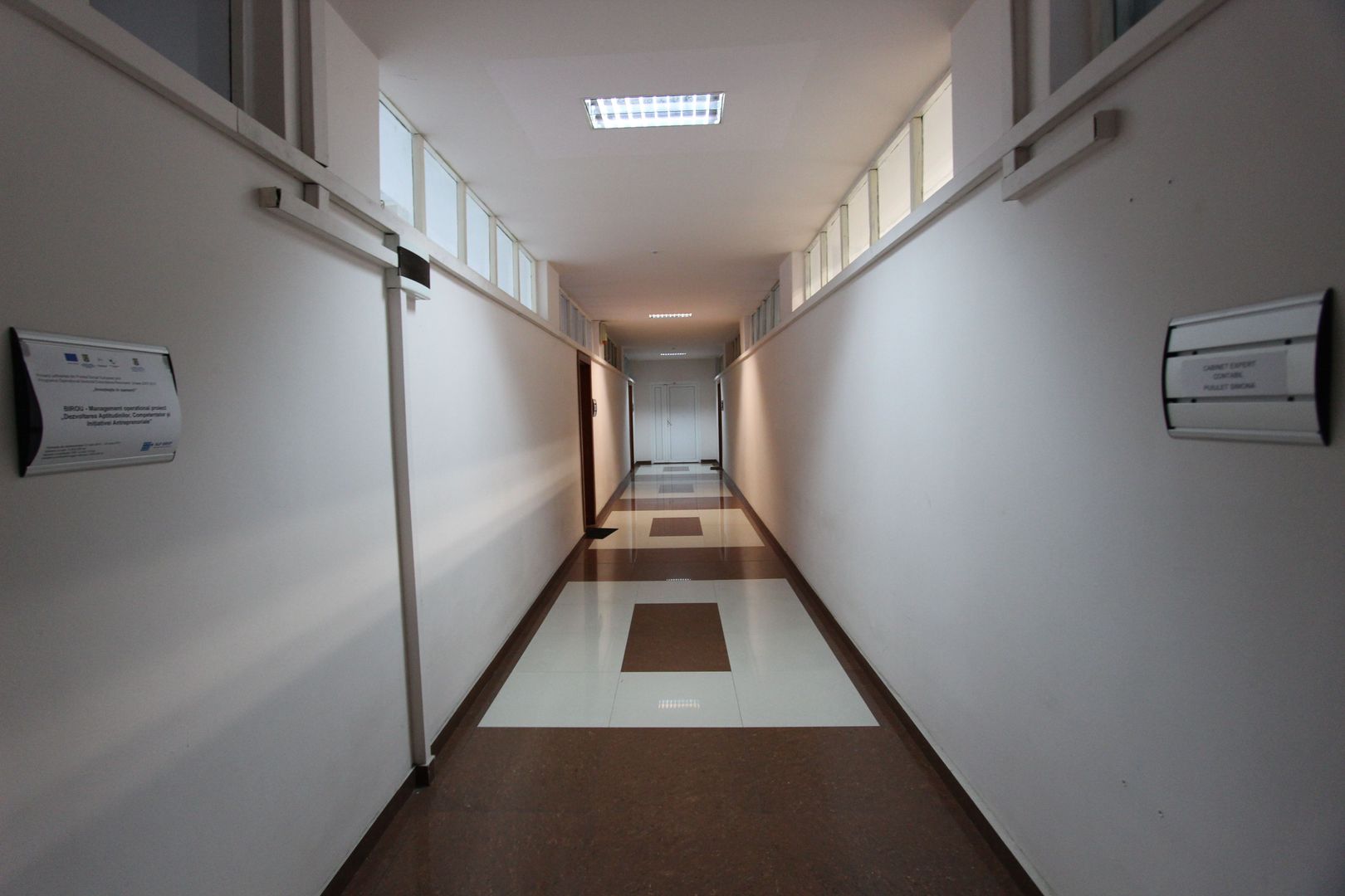 Birouri spatioase in cladire de birouri - Poză 4