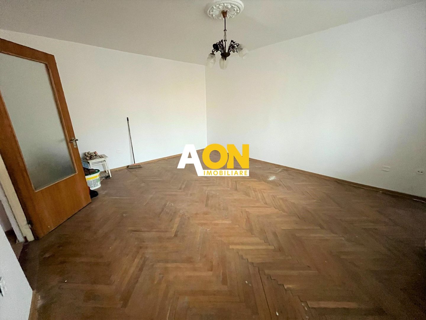 Apartament decomandat cu 2 camere + balcon, etaj 2, zona Spital - Poză 1
