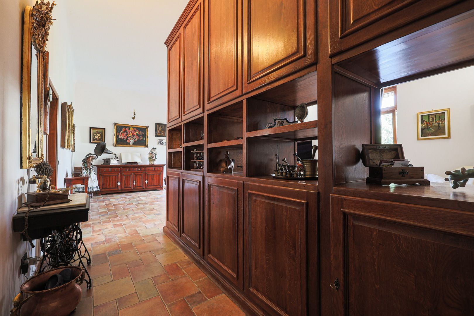 Apartament ultracentral cu 3 camere, 2 băi și curte privată - Poză 4