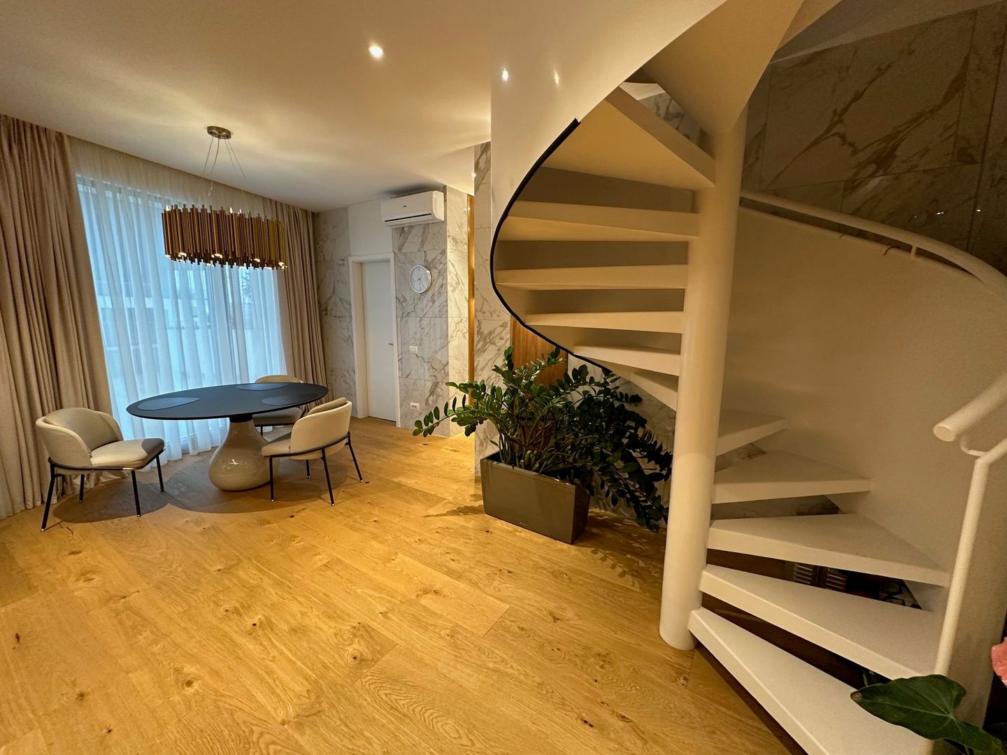 Apartament pe 2 niveluri - Poză 1