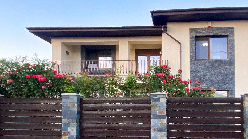 Descoperă Eleganța și Rafinamentul: Vila de Vis pe un lot generos - Poză 1