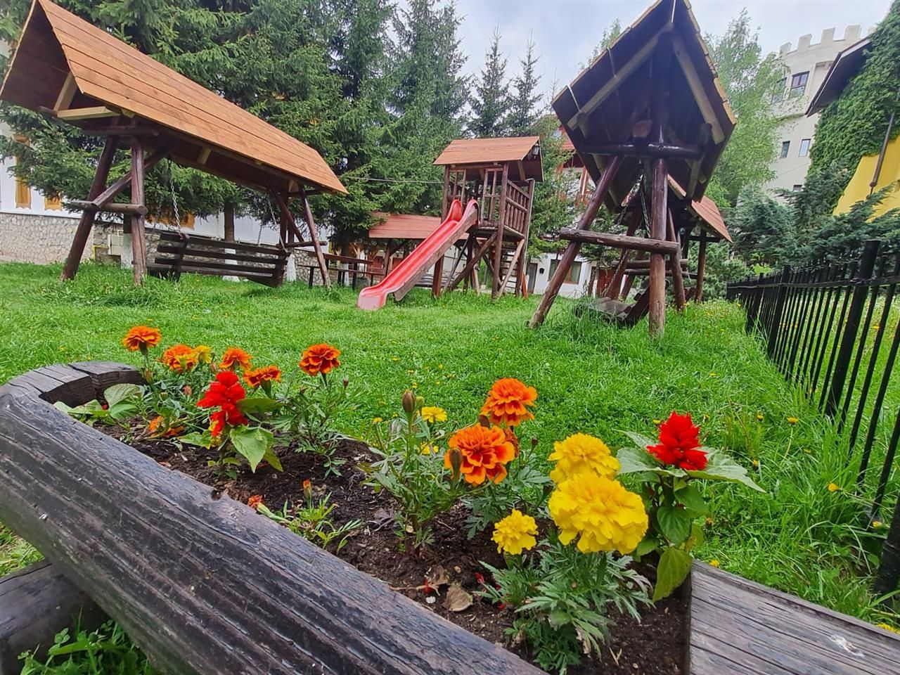 Casa ta de vacanta, imbratisata de natura,3 terase, parcare, Poiana Brasov - Poză 3
