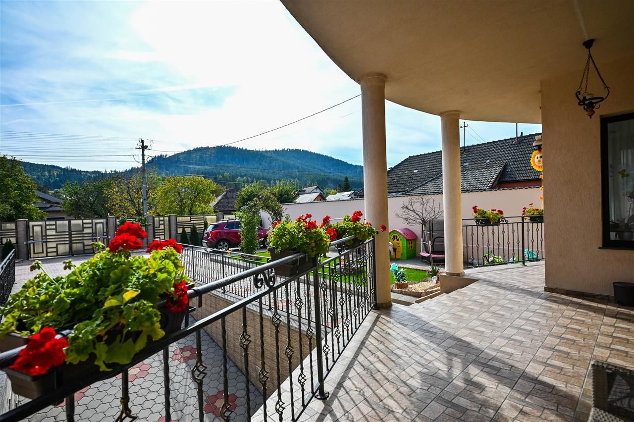 Somptuozitate in stil modern, 2 garaje, 3 terase, totul pe 1.000 mp teren - Poză 3