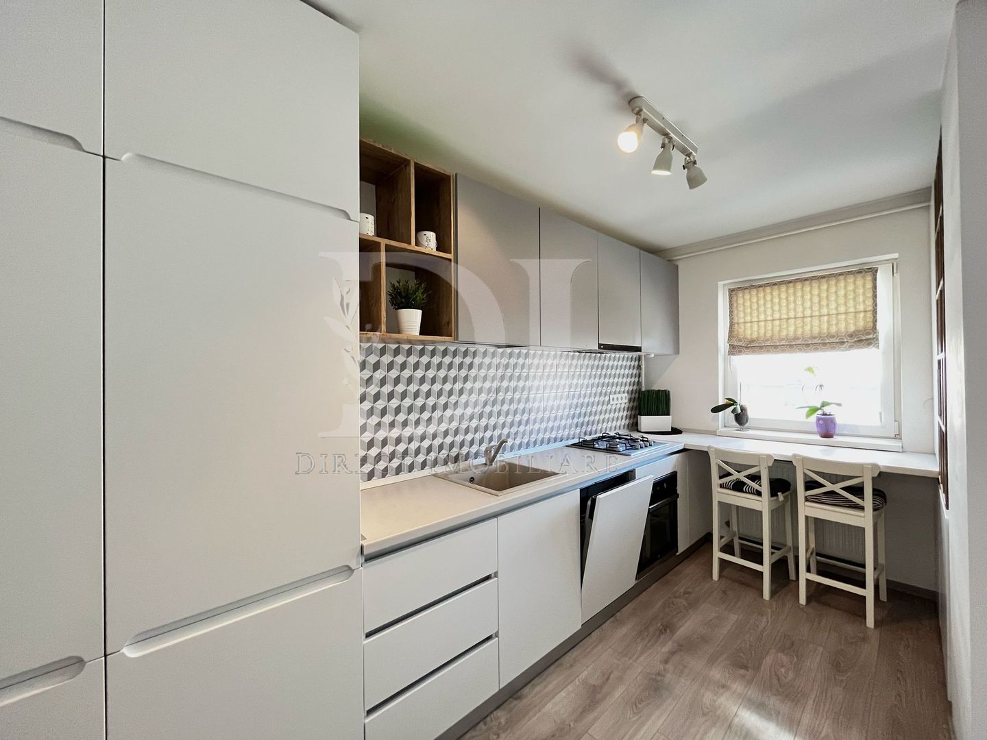 Apartament cu 2 camere semidecomandat , 57 mp, în zona BMW - Poză 2