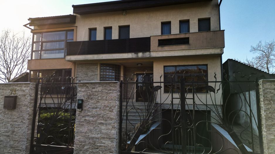 Vilă spațioasă cu 8 camere, Grădiște - Poză 2