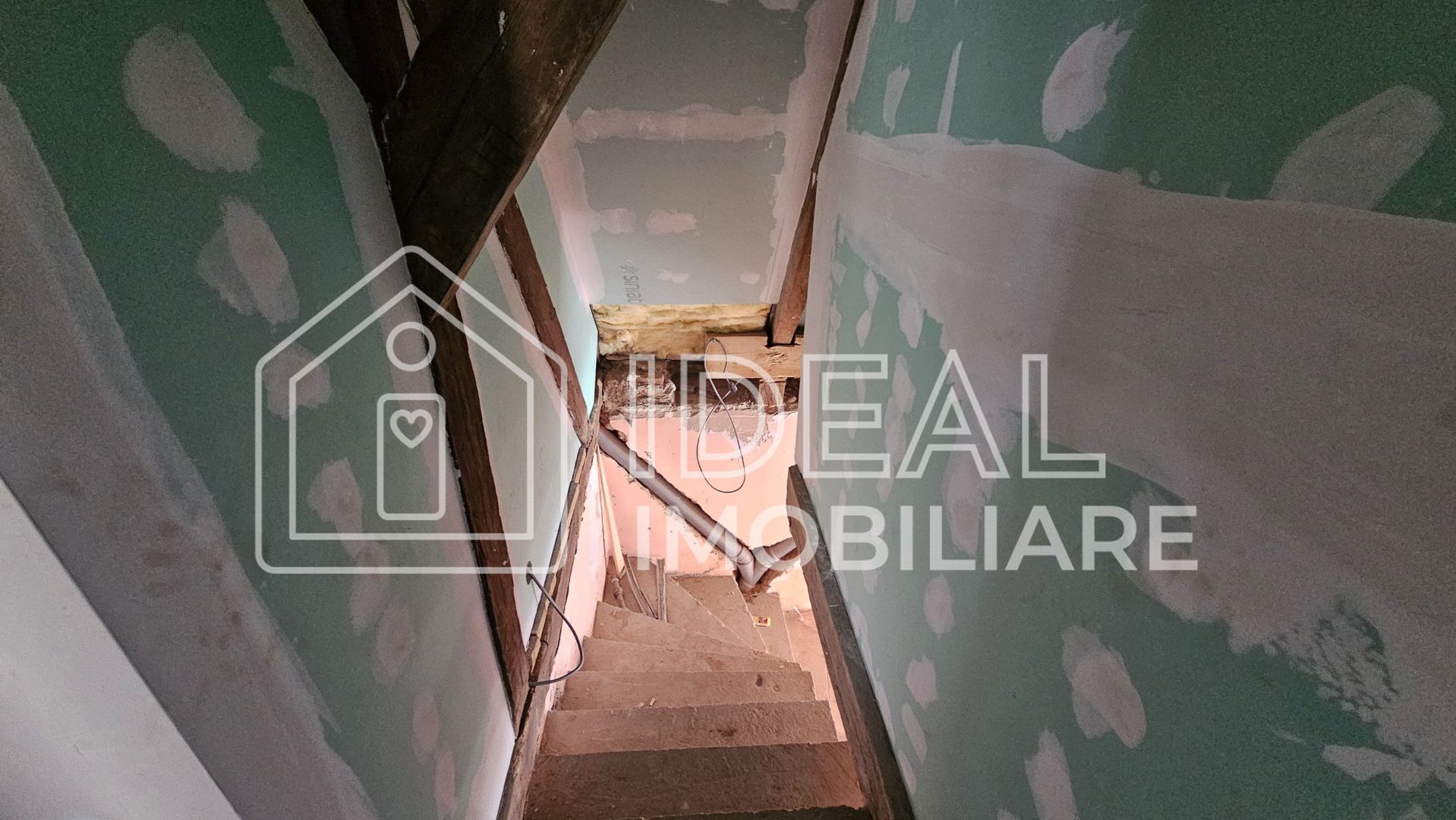 Casă veche, solidă, cu 4 camere, pivniță boltită și 4 băi – zonă centrală - Poză 7