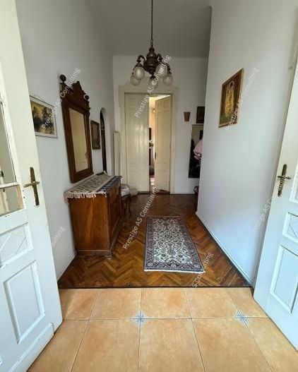 Apartament deosebit in Palat istoric 110 mp+ Balcon deschis- Piata Sf. Gheorghe - Poză 4
