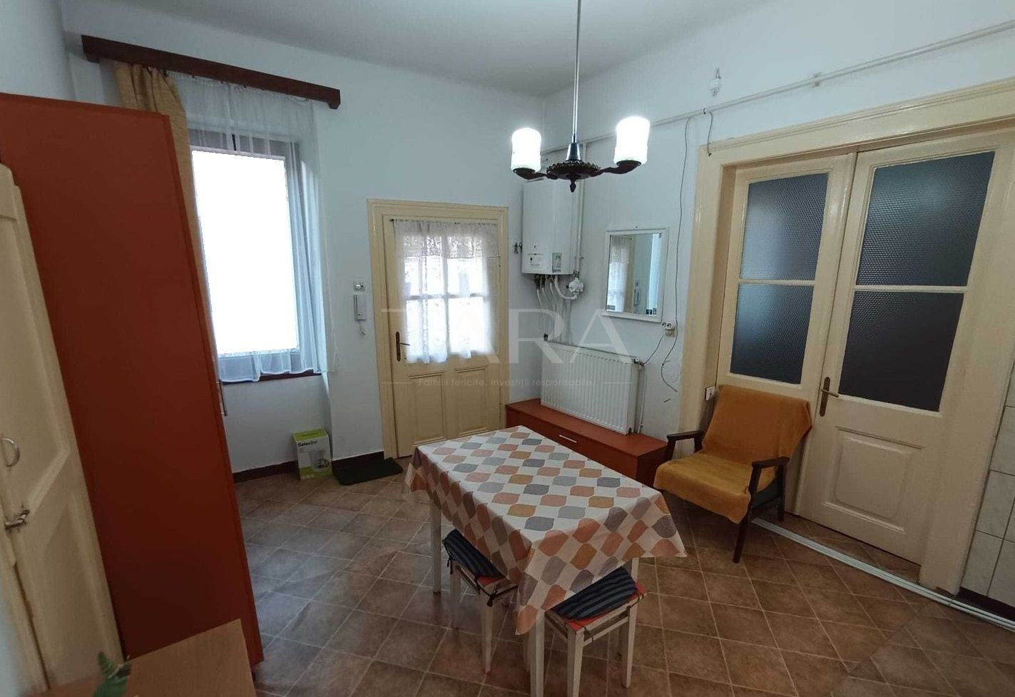 Apartament renovat, curte comună îngrijită, zona Podul Traian. - Poză 2