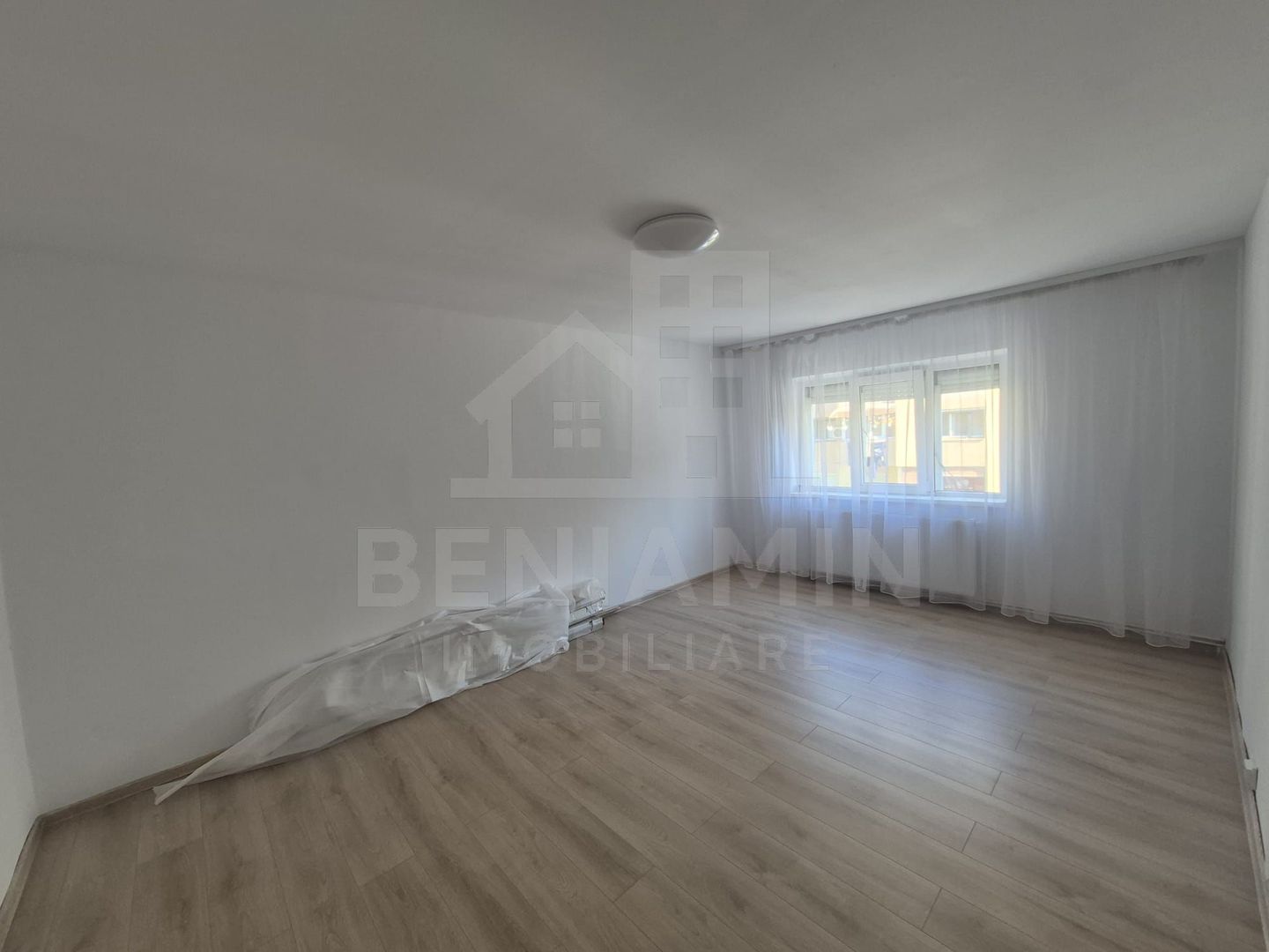 2 Camere decomandat etaj 1 49mp 1 Mai Centrala AC - Poză 1
