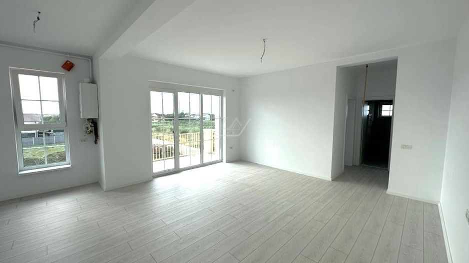 Etaj 1. Bloc la asfalt. Balcon mare. Loc de parcare. - Poză 1