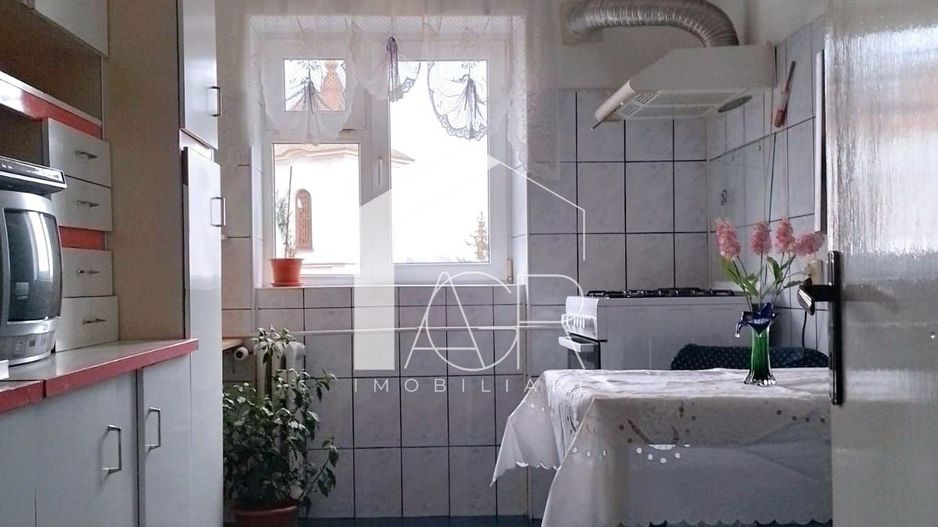 Apartament cu 3 camere, decomandat, zona Republicii - Poză 3