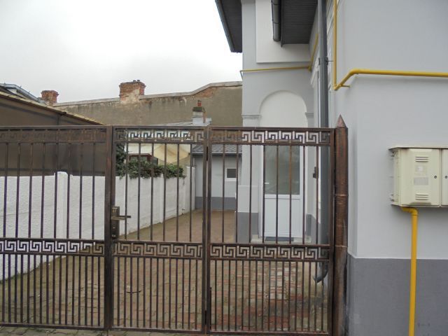 In centrul orasului! Vanzare casa renovata in Targoviste - Poză 10