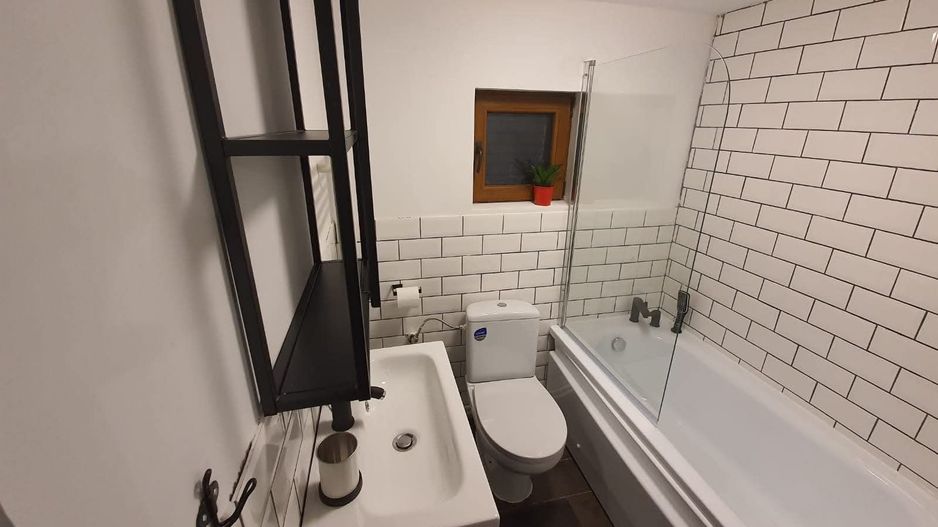 Cabană de vânzare-complet utilată, ideală pentru regim hotelier. - Poză 17