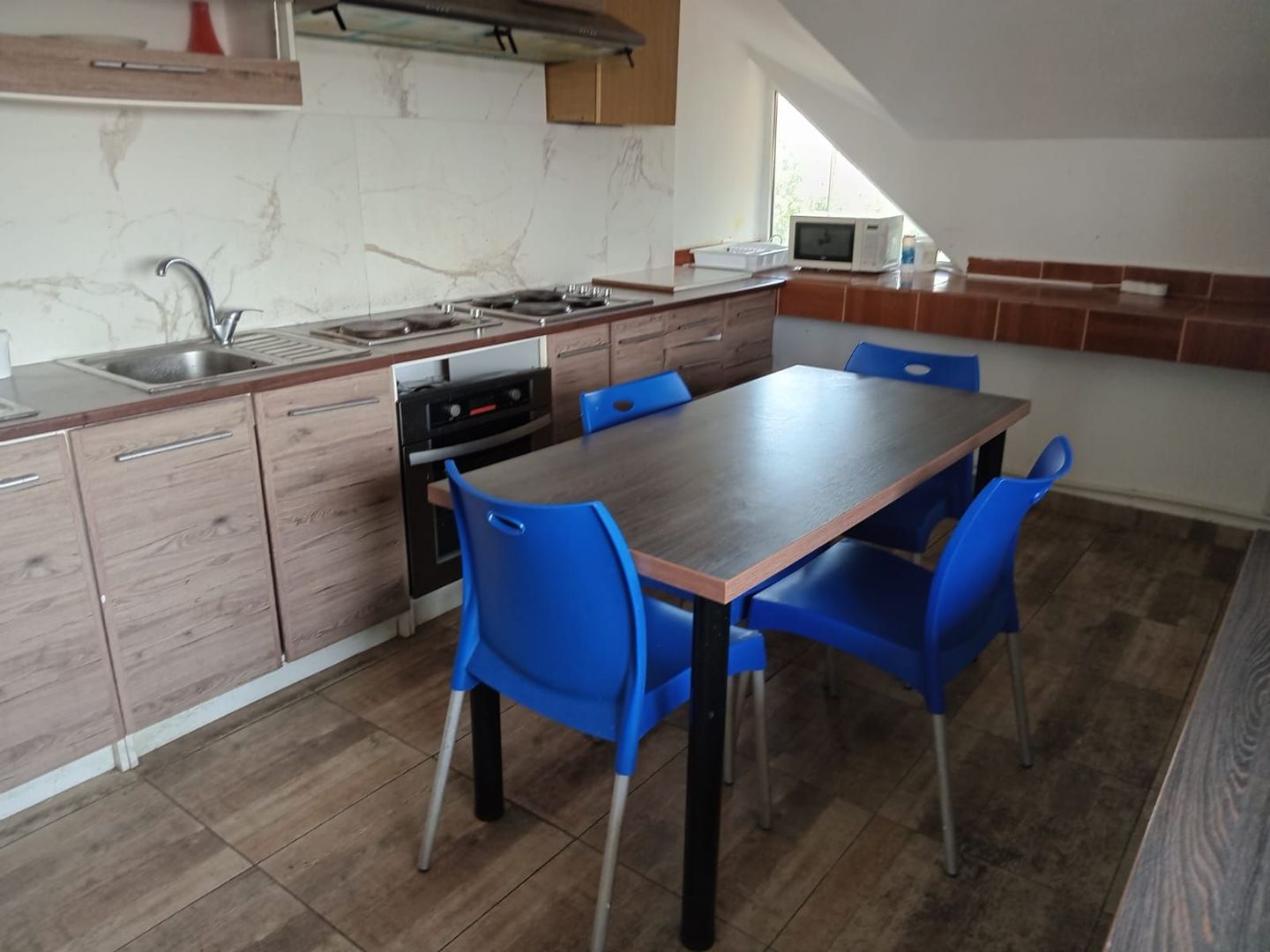 Etaj de inchiriat/ camere+ bai/bucatarie/spalatorie - Poză 22