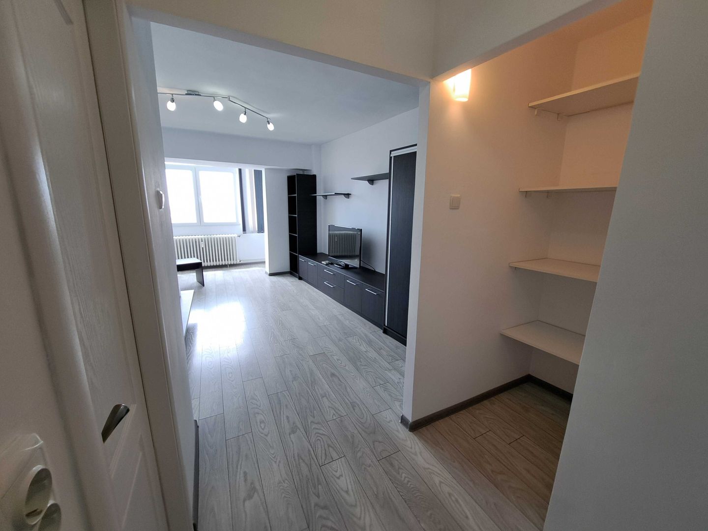 Proprietar inchiriez Garsoniera mare metrou Lujerului Militari renovat - Poză 6