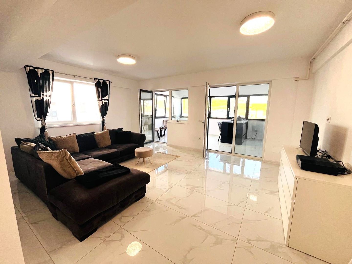 Eleganta si confort | 2 camere in bloc nou, parcare – zona Panoramic - Poză 1