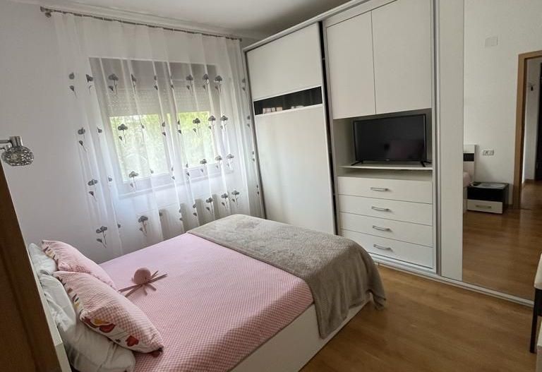 Apart bloc nou etaj 1, Complex -Judetean +loc parcare - Poză 9