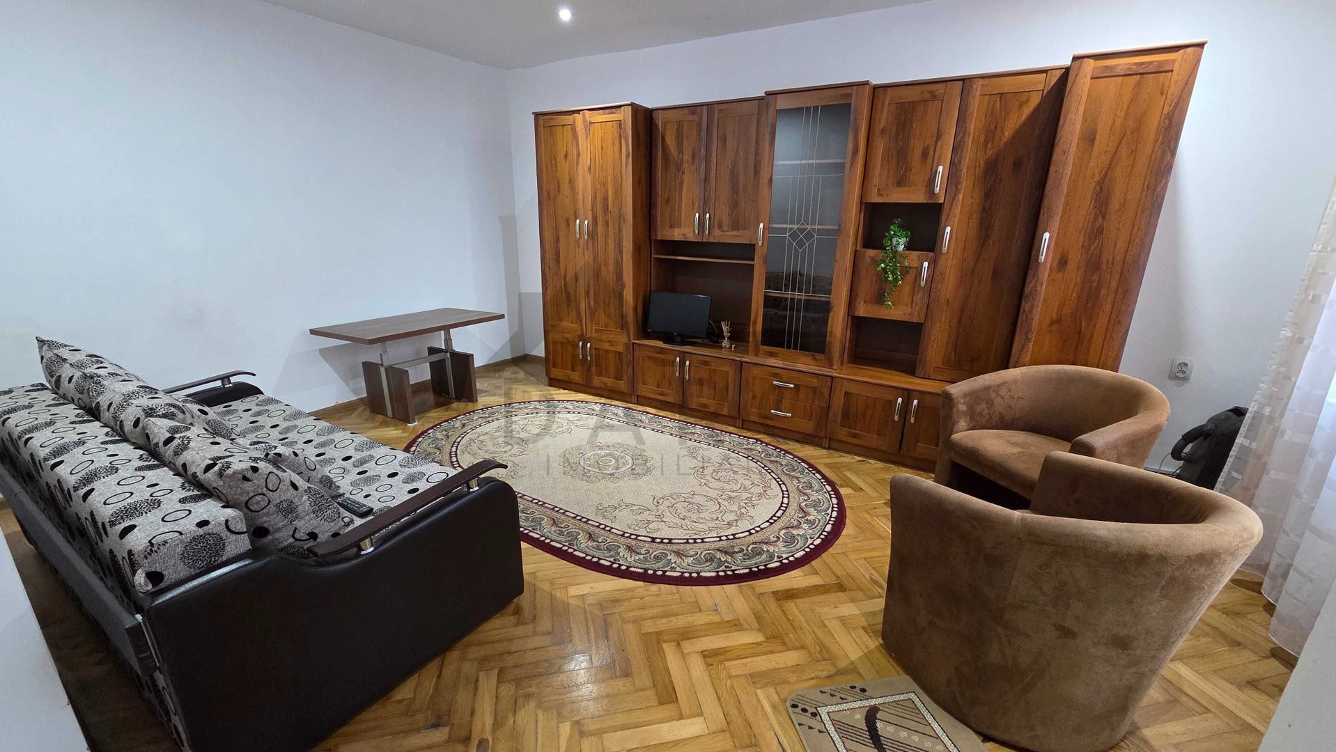 🏡 Închiriez ap. 2 camere 330€ – curte + terasă, zona semicentrală, - Poză 1